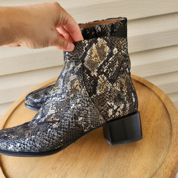 Vionic Kamryn snake print booties size 8.5 - Picture 3 of 13